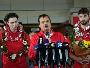 Emotional homecoming for Türkiyes silver medalists after narrow EuroBasket defeat