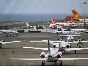 Venezuela bans airlines that halted flights per US warning