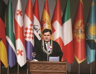 Top court cannot back politicians, says court chief