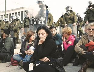 S&P raises Greece’s rating by 6 notches