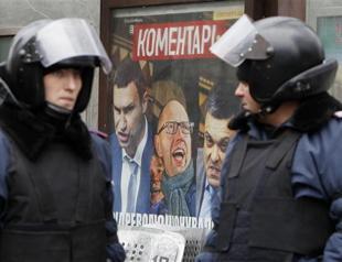 Ukraine leader seeks cash from Putin amid protests