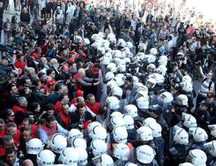 Police prevent union members gathering for May 1 announcement at Taksim