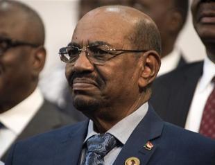 Sudan’s Bashir flies out of S. Africa, defying court order