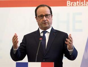 France’s Hollande: imposing migrant quotas not right way to handle problem