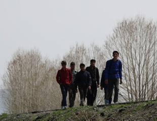 Afghans make long trek west before Turkey secures border