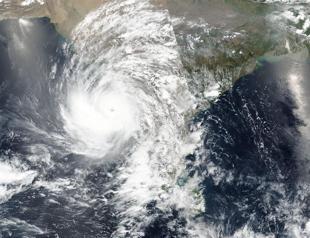 Six dead as powerful cyclone heads for India