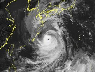 Japan braces for ’very dangerous’ Typhoon Nanmadol