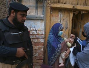 Bomb kills five police from Pakistan polio protection team