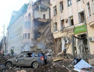 Russian bombing raids kill three in eastern Ukraine