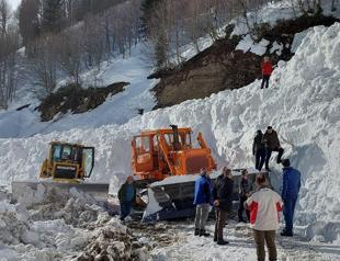 At least six killed, 30 trapped in Afghanistan avalanche