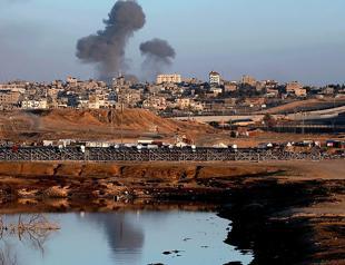 Israel sends tanks into Rafah and seizes key crossing