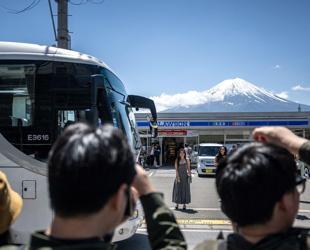 Japans Mount Fuji barrier delayed