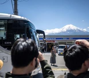 Japans Mount Fuji barrier delayed