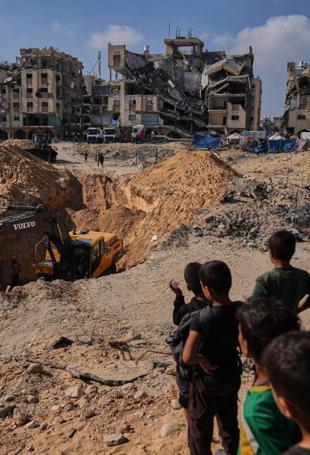 Israel weighs steps as hostage standoff strains Gaza deal