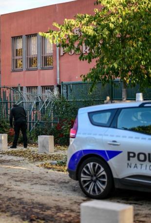 French police arrest six over armed robbery at gold laboratory