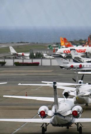 Venezuela bans airlines that halted flights per US warning