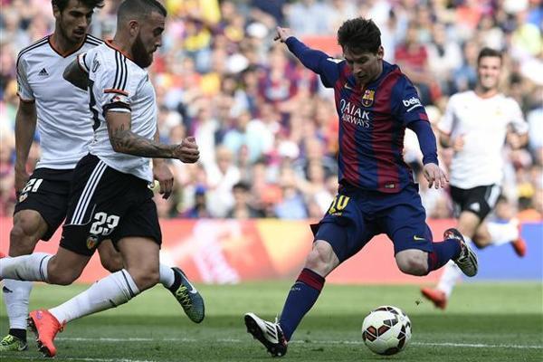 Messi scores 400th goal for Barcelona in 2-0 win vs Valencia