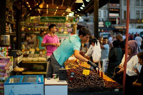 Real sector’s inflation expectations fall, but households’ increase