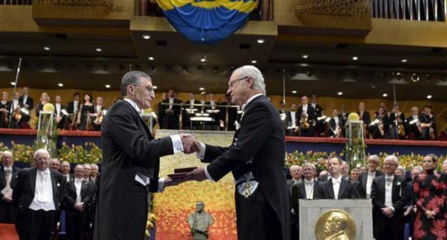 Nobel laureate Aziz Sancar receives his award