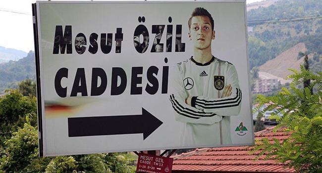 Turkish town to replace Mesut Özil’s German team photo with one alongside Erdoğan
