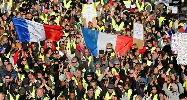 Thousands of yellow vests hit French streets in fifth Saturday of protests