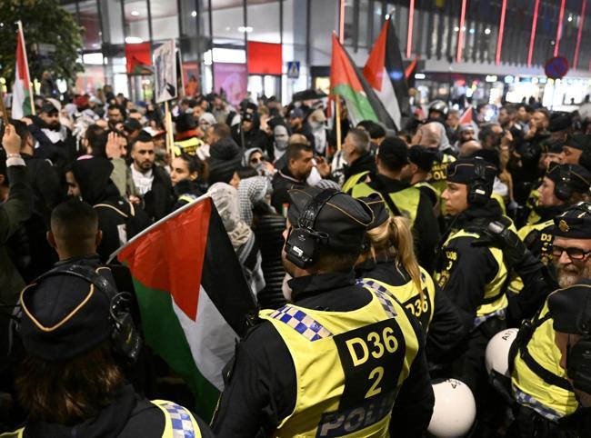 Israel qualifies for Eurovision amid protests