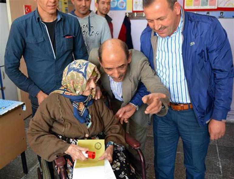 111 yaşındaki Ayşe Nine oy kullandı Son Dakika Flaş Haberler