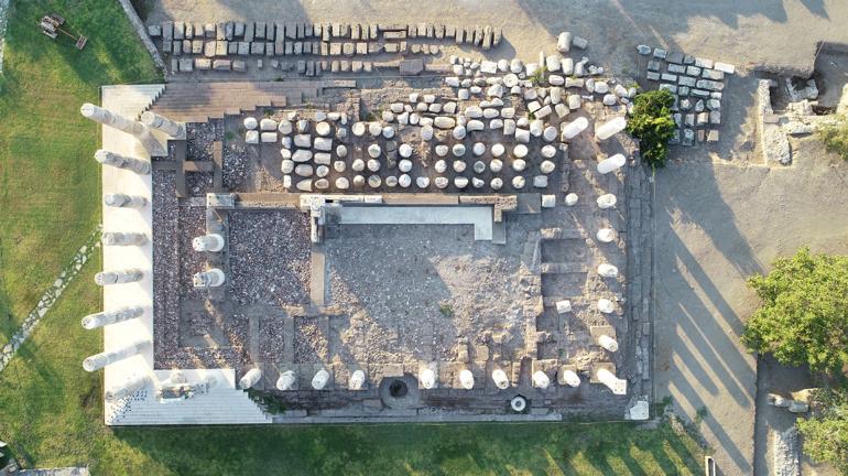 Mice figurines on steps of Apollo Temple