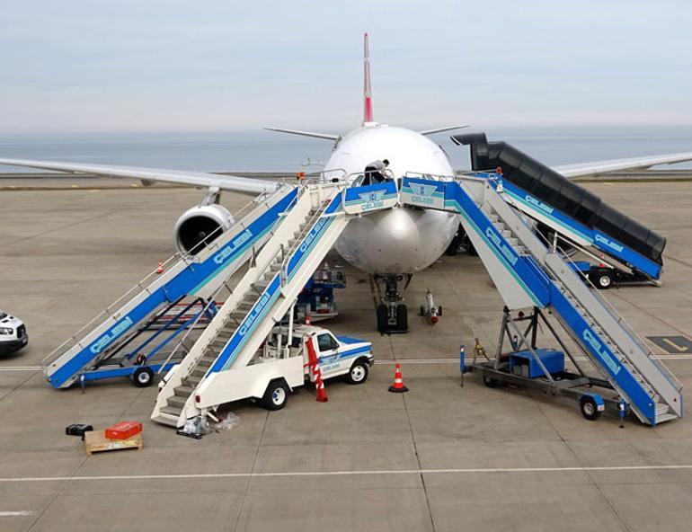 Turkish Airlines plane makes emergency landing in Trabzon due to broken window