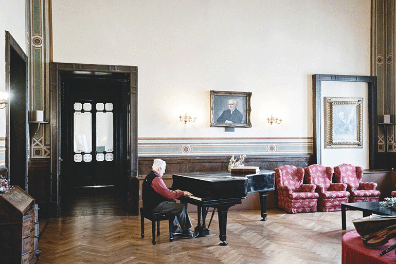 Retired musicians enjoy grand finale at Verdi home