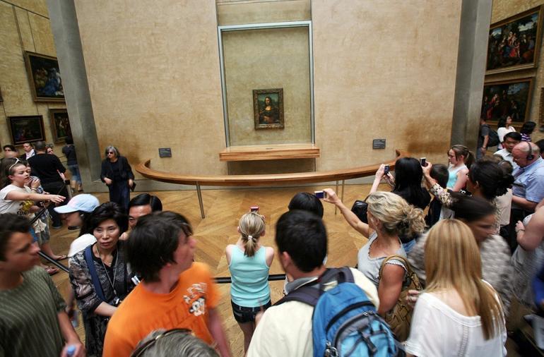 Overcrowded Louvre struggles to cope with rising tourist tide