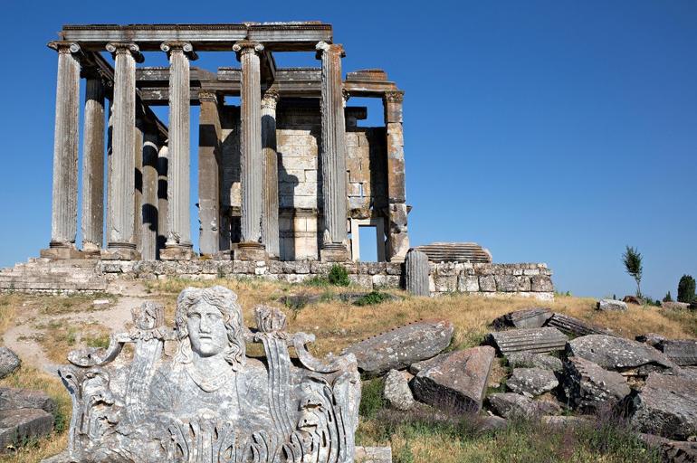 Archeologists unearth ancient memorial tomb in Aizanoi