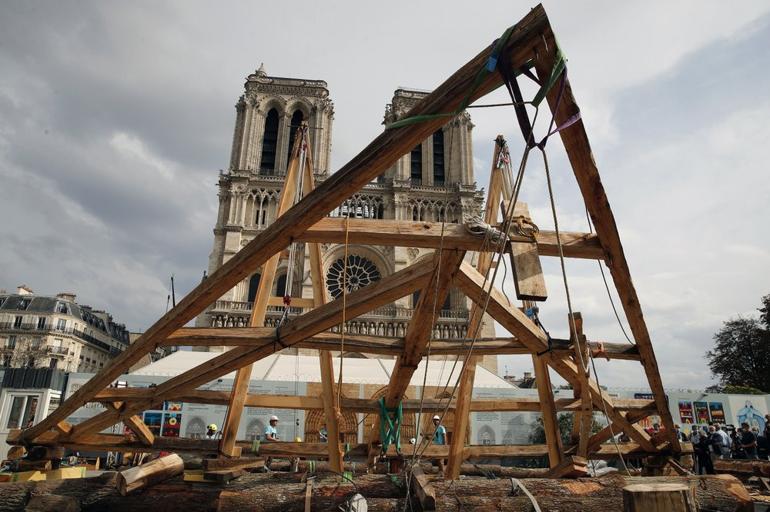 Carpenters wow public with medieval techniques at Notre Dame
