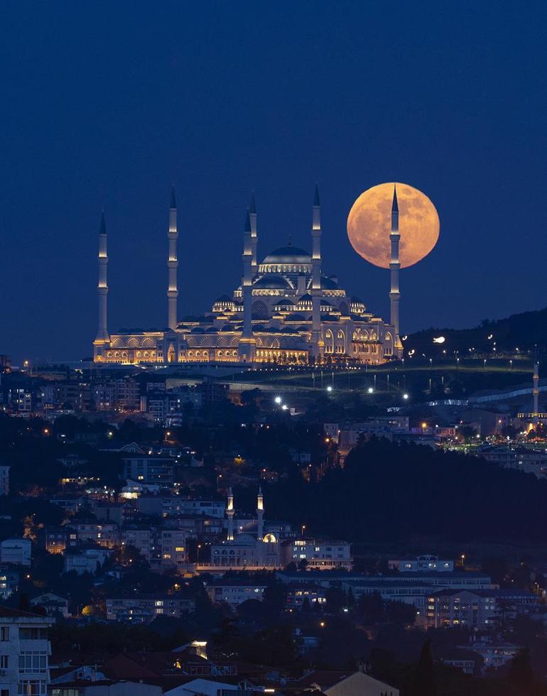 Super flower moon lights up skies