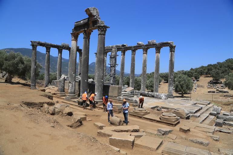 2,500-year-old statues, inscription unearthed in western Turkey