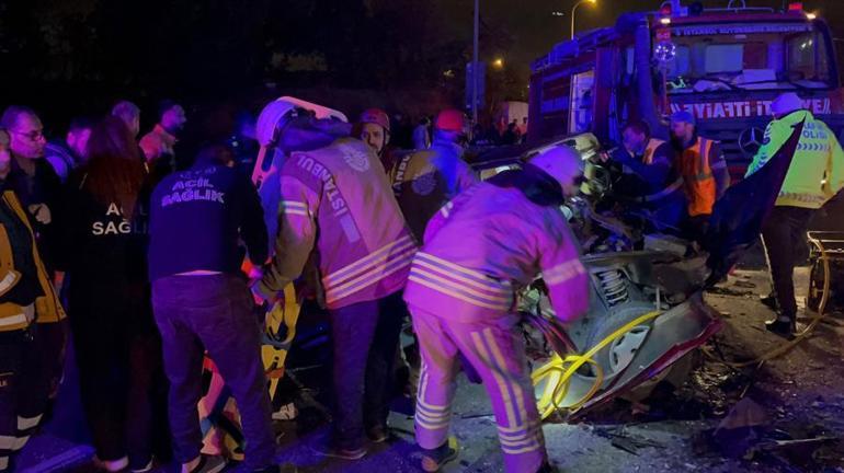 Arnavutköy de feci kaza İki otomobil çarpıştı 2 ölü 7 yaralı Son