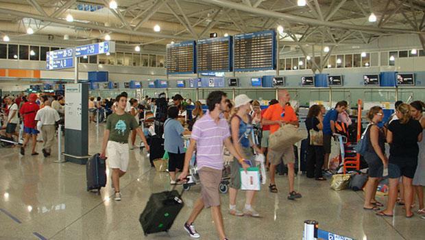 Στην Ελλάδα οι τουρίστες μπορούν να κάνουν ανάληψη άνω των 60 ευρώ, υπάρχει όριο πιστωτικής κάρτας