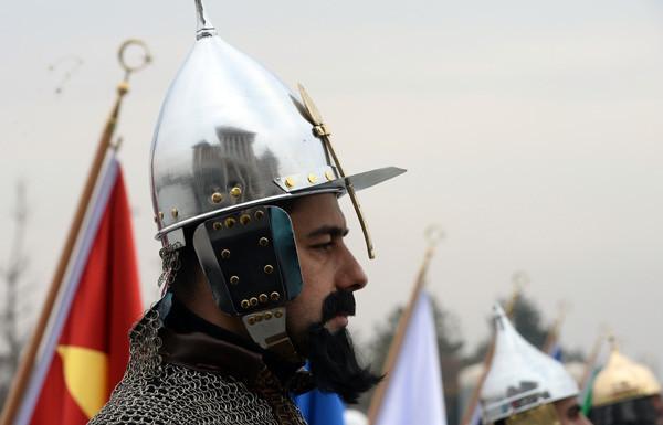 Eski Türk devleti askerleri Aliyevi karşıladı