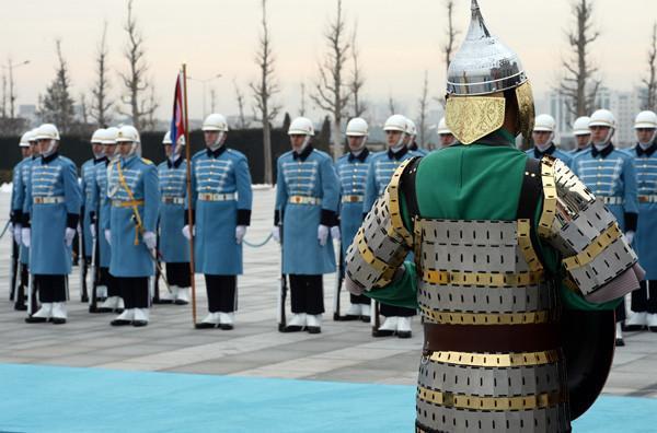Eski Türk devleti askerleri Aliyevi karşıladı