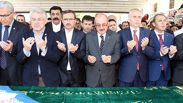 Vali Kocatepe annesini edebiyete uğurladı