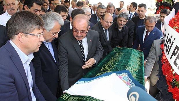 Vali Kocatepe annesini edebiyete uğurladı