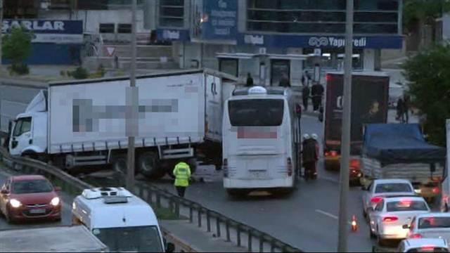 İstanbul'da Sabah Saatinde Trafiği Kilitleyen Kaza - Son Dakika Haber