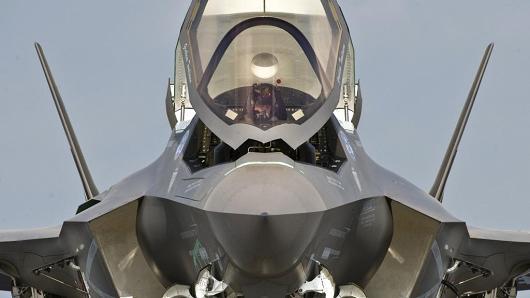 Tarihin en pahalı savaş uçağı görücüye çıktı