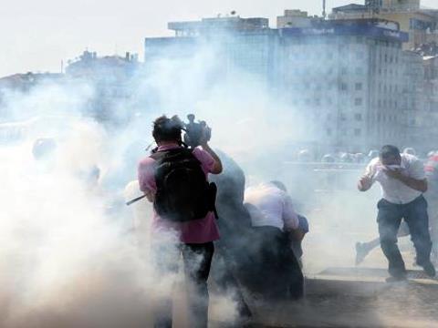 GEZİ PARKI İÇİN TAKSİM KARIŞTI! POLİS BİBER GAZI SIKIYOR