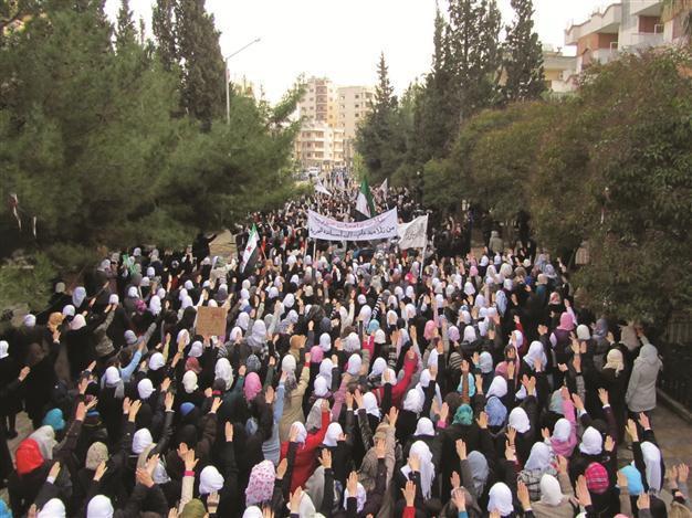 Masses rally, Russia criticizes Damascus