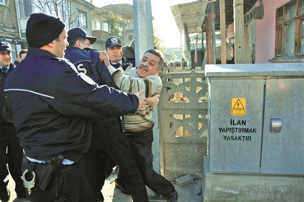 Damaged buildings evacuated in Sakarya