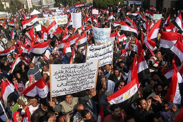 Egypt PM says 20,000 detainees freed since revolt