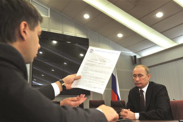 Putin takes formal step to regain Kremlin seat