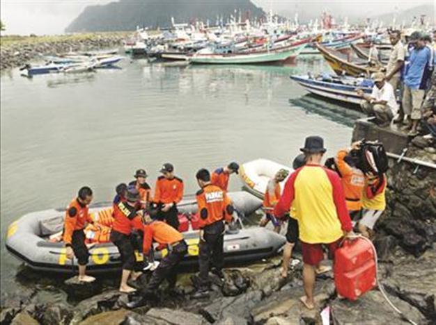 13 migrants rescued from capsized boat