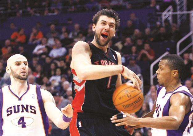 Bargnani returns as Raptors end losing skid against Suns